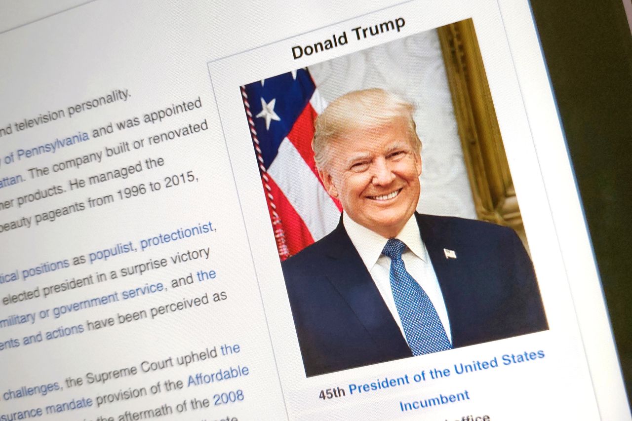 Ataki na Wikipedię nie ustają. Komuś bardzo zależy, by Donald Trump był penisem