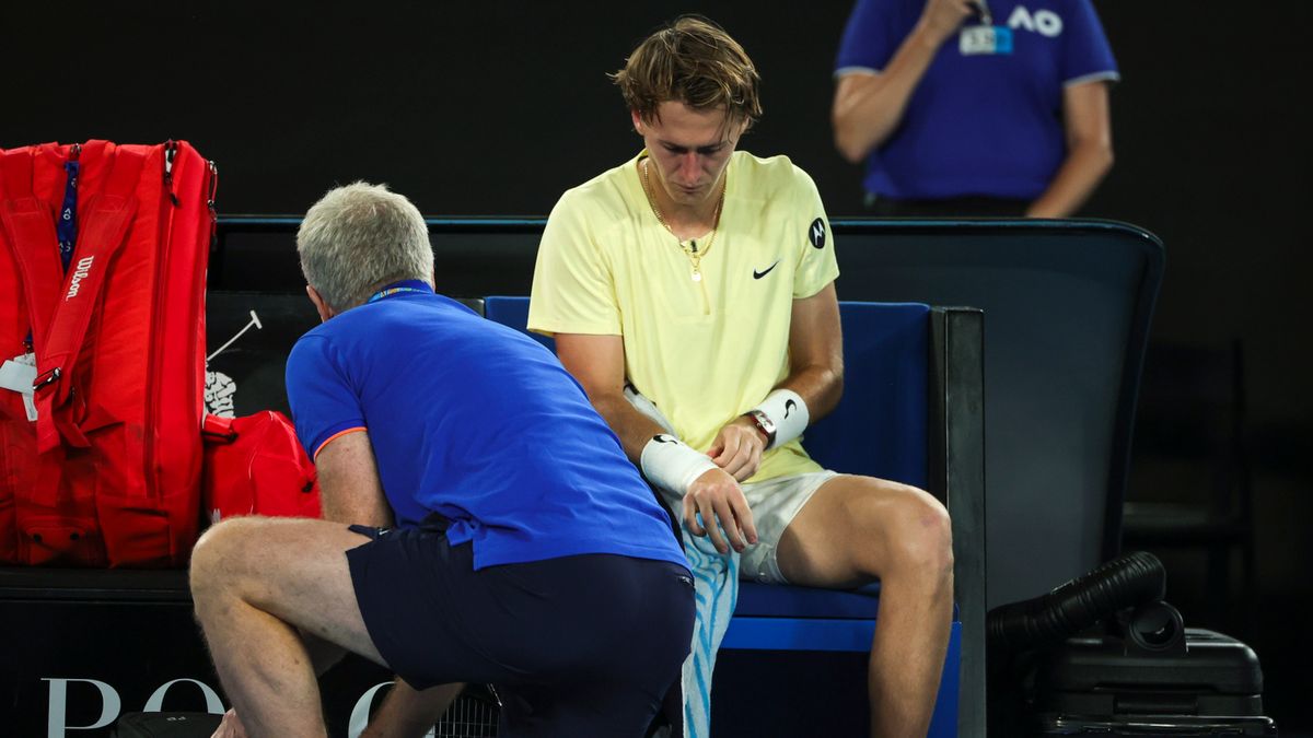 PAP/EPA / Fazry Ismail / Na zdjęciu: Sebastian Korda (z prawej) otrzymuje pomoc medyczną podczas ćwierćfinału Australian Open 2023