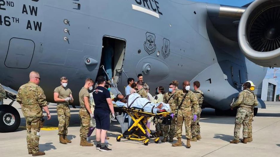 Afganistan. Kobieta urodziła dziecko na pokładzie samolotu ewakuacyjnego