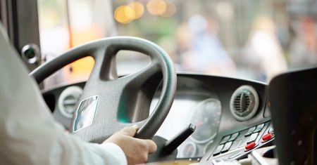 Ukradł autobus z zajezdni. Jeździł po mieście i niszczył pojazdy