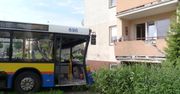 Autobus uderzył w blok. Są poszkodowani