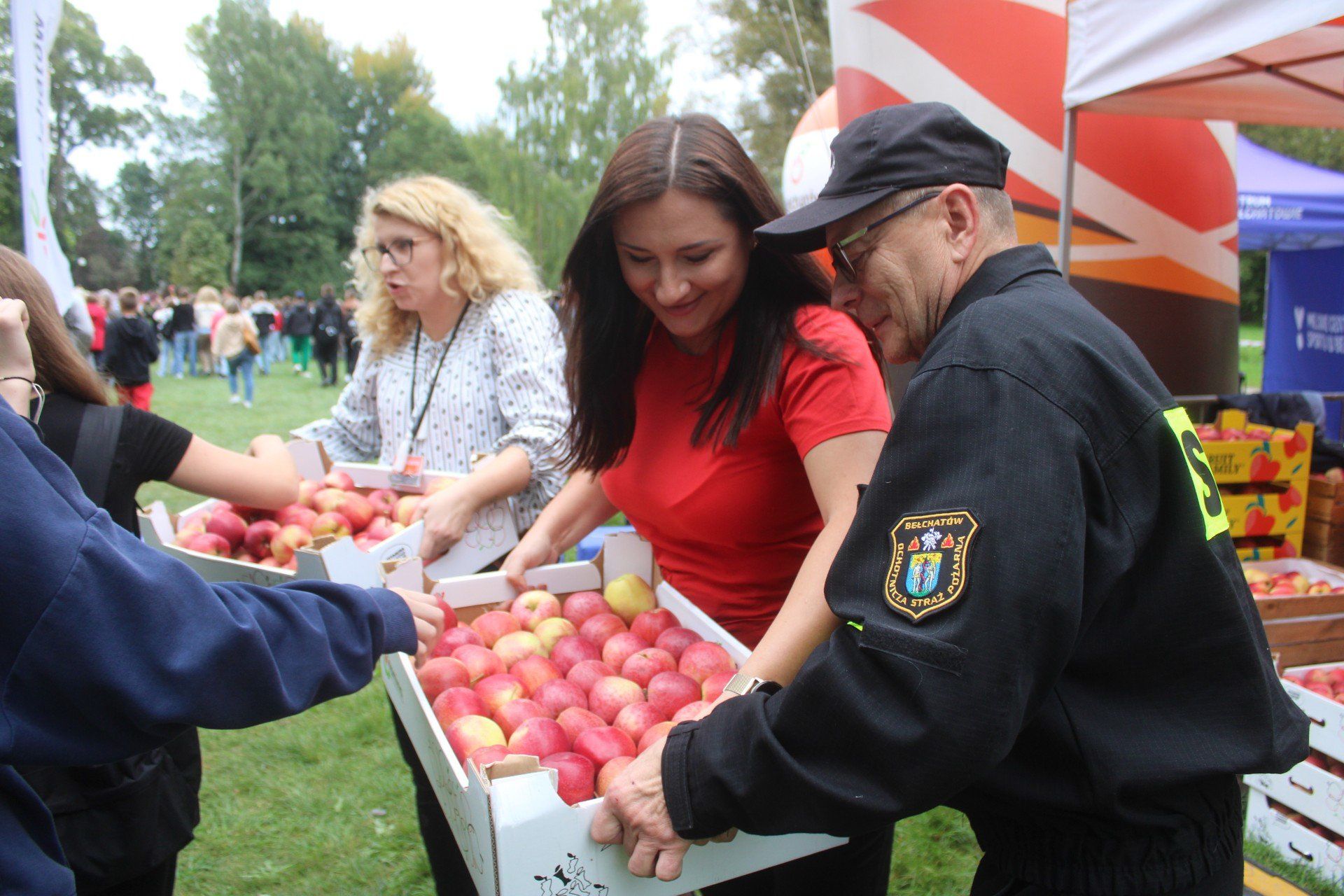 Festiwal Sztuki Jabłka. Bełchatów pobił Rekord Polski w jednoczesnym jedzeniu jabłek!