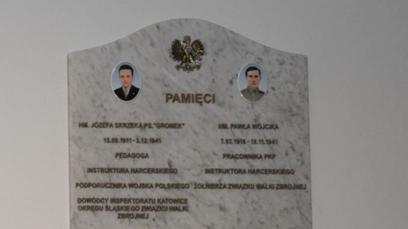 Tablica upamiętniająca dwóch bohaterów zawisła w szkole w Siemianowicach Śl.