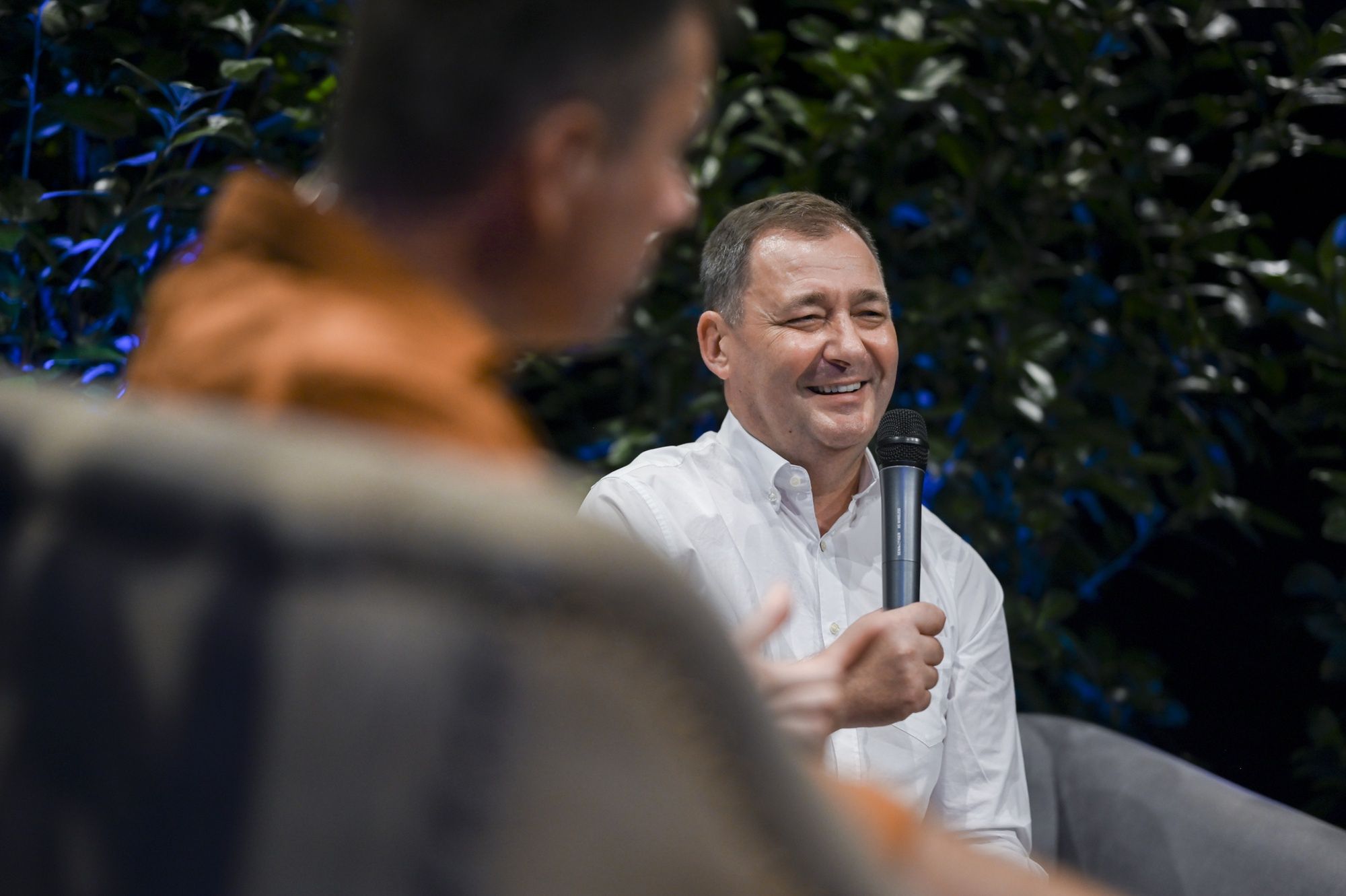 Jacek Rozenek z synami na premierze książki