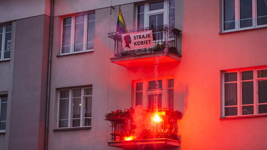 Narodowcy celowali w balkon wyżej, należący do Dwóch Sióstr