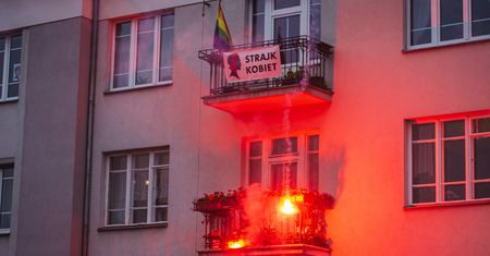 Wydawnictwo Dwie Siostry dla WP: "Nie wiemy, czy flaga LGBT wróci na nasz balkon"