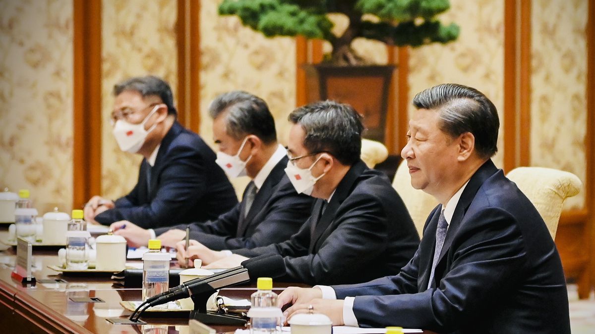 A handout photo made available by the Indonesian Presidential Palace shows China's President Xi Jinping during a bilateral meeting with Indonesia's President Joko Widodo in Beijing, China, 26 July 2022. Joko Widodo is on a rare visit to the country under the strict Covid-19 protocols. EPA/LAILY RACHEV / INDONESIAN PRESIDENTIAL PALACE / HANDOUT HANDOUT EDITORIAL USE ONLY/NO SALES Dostawca: PAP/EPA.