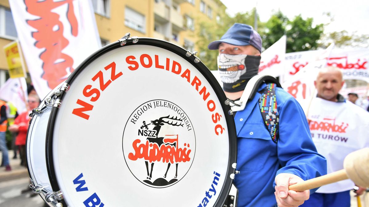 Pracownicy kopalni Turów podczas protestu przed siedzibą przedstawicielstwa Komisji Europejskiej i Parlamentu Europejskiego we Wrocławiu 26 maja
