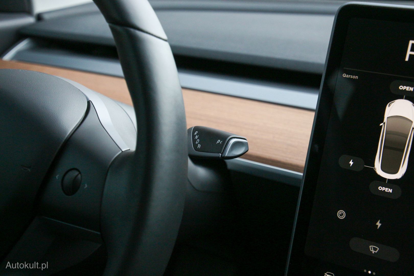 Autosteer włącza się podwójnym naciśnięciem wybieraka kierunku jazdy