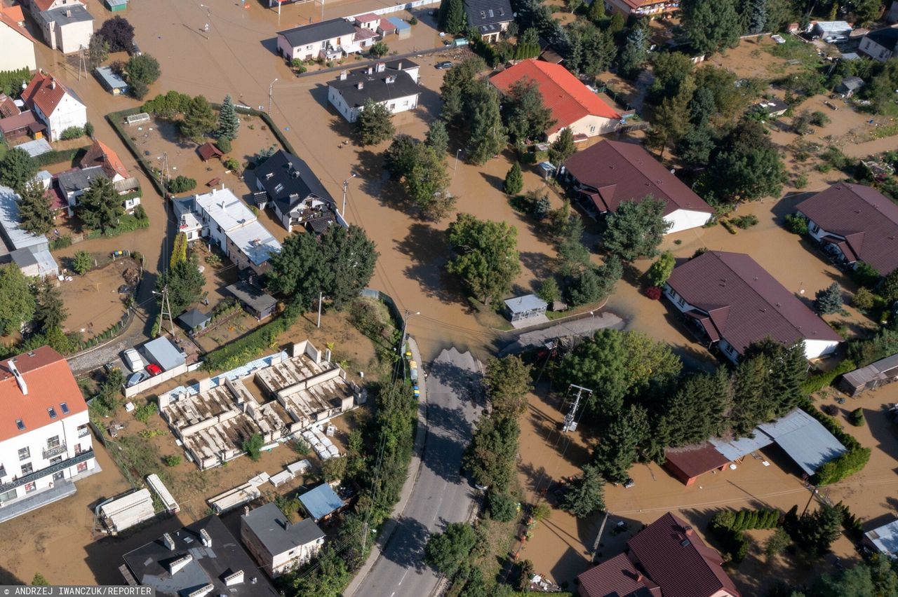 Żerują na powodzi. Kradziony samochód, obrabowana stacja paliw