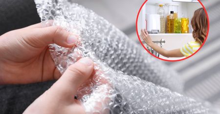 Weź kawałek folii bąbelkowej i włóż do kuchennej szafki. Podziękujesz sobie