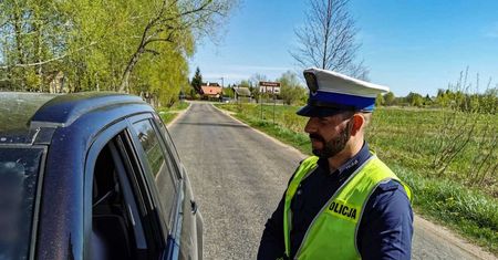 13-latek ukradł auto warte 160 tys. zł. Kierował w skarpetkach na rękach