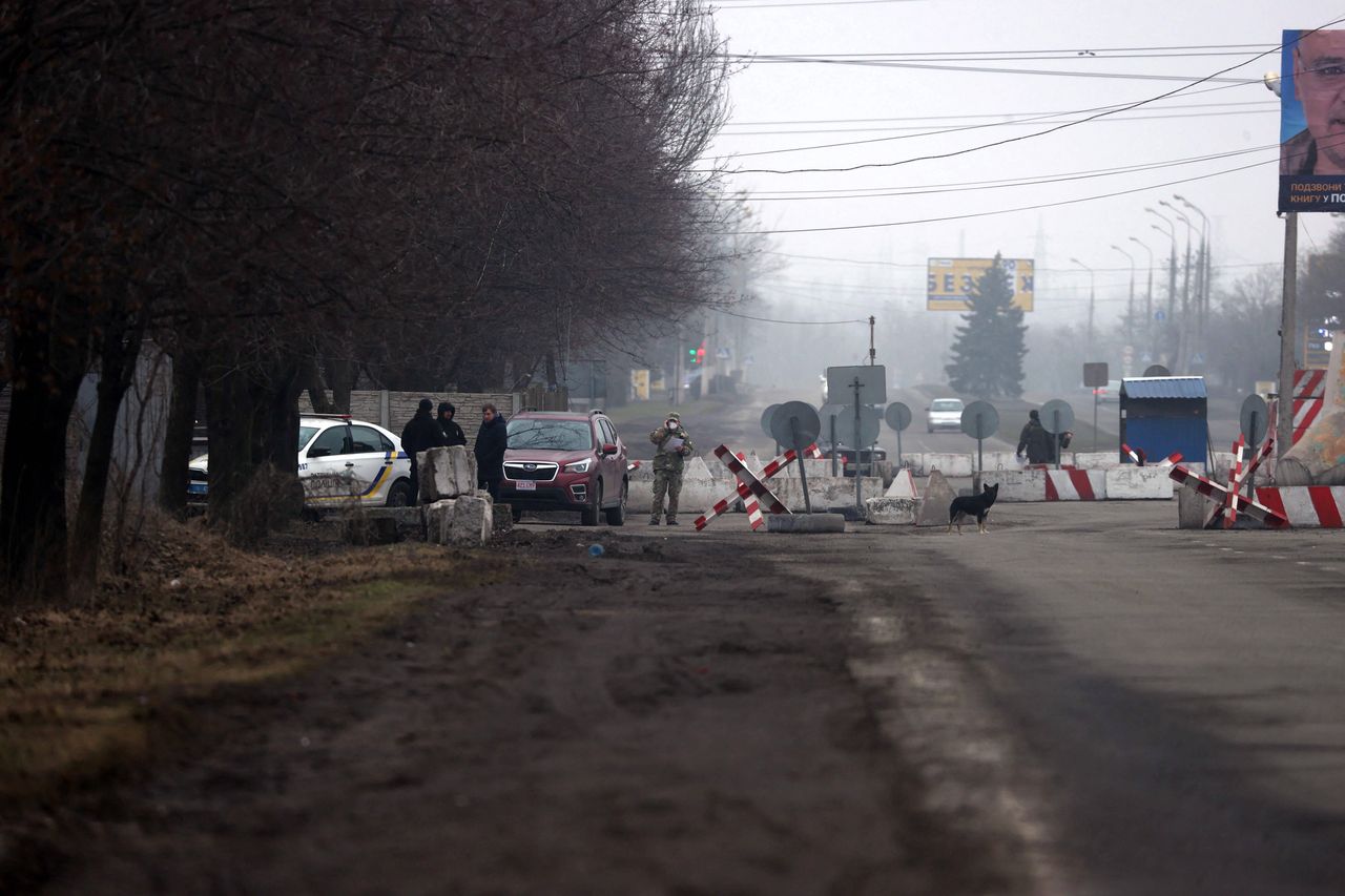 Mieszkańcy stoją nawet kilka dni w ogromnych kolejkach, w upale, często bez jedzenia i dostępu do wody