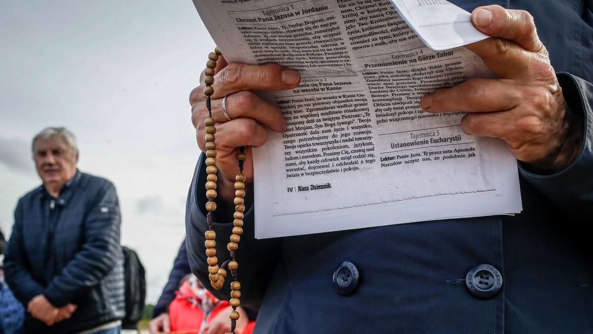 Firma z udziałem Skarbu Państwa zapłaciła za reklamę nie pieniedzmi, a różańcami.