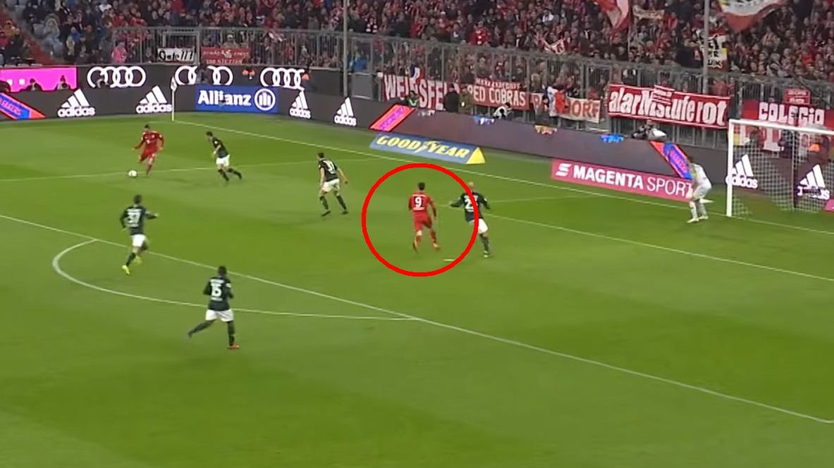 Frank Ribery podaje do Roberta Lewandowskiego w meczu Bayernu z Wolfsburgiem (9032019)