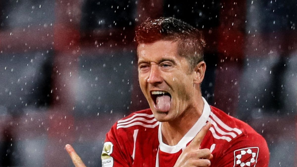 Zdjęcie okładkowe artykułu: PAP/EPA / RONALD WITTEK  / Na zdjęciu: Robert Lewandowski cieszy się po zdobyciu gola