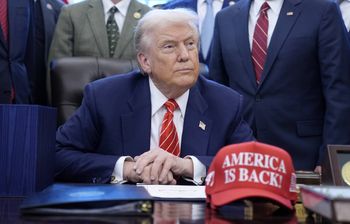 "Większy niż w Paryżu". Trump o budowie łuku