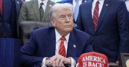 "Większy niż w Paryżu". Trump o budowie łuku