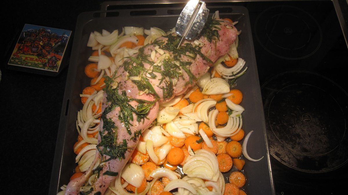 Wolno pieczony udziec z jagnięciny nowozelandzkiej z usuniętą kością (mięso i tłuszcz)