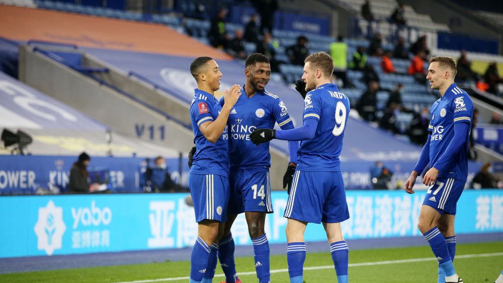 piłkarze Leicester City cieszą się z gola