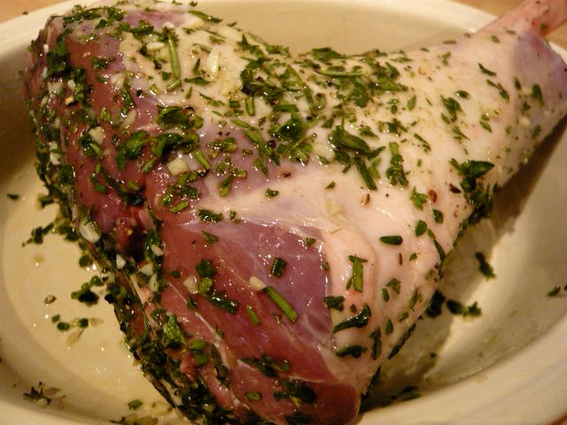 Surowy udziec z jagnięciny nowozelandzkiej z usuniętą kością (mięso i tłuszcz)