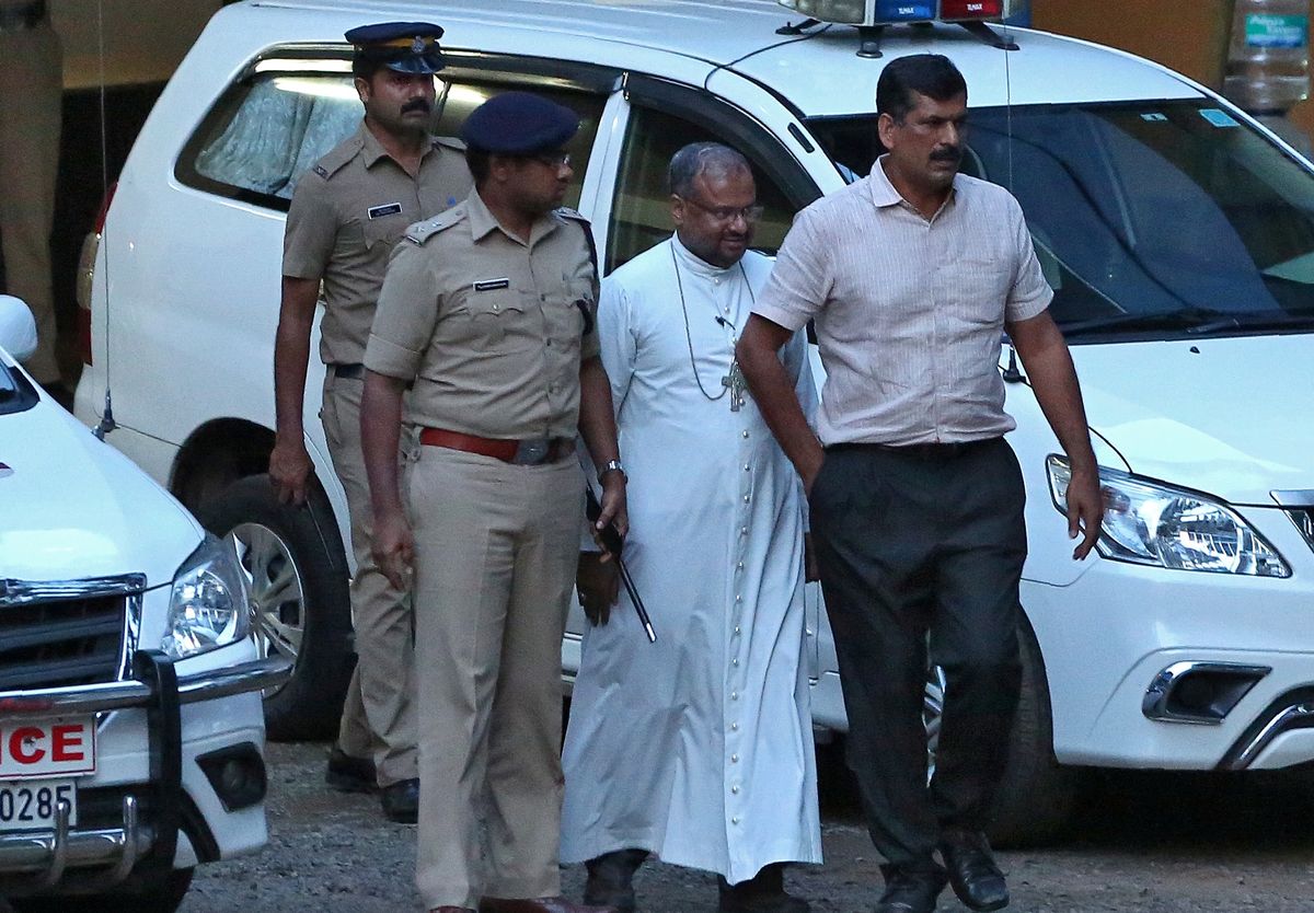 Biskup Franco Mulakkal prowadzony przez służby w południowym stanie Kerala