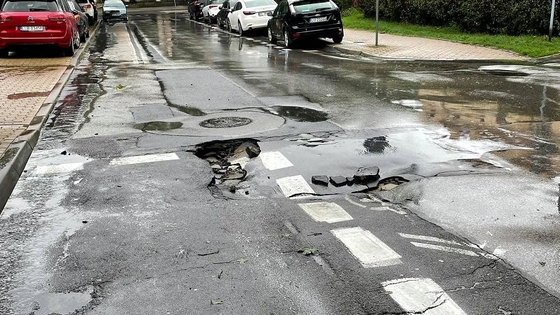 Zapadnięta jezdnia na ul. Jasnej w Lublinie