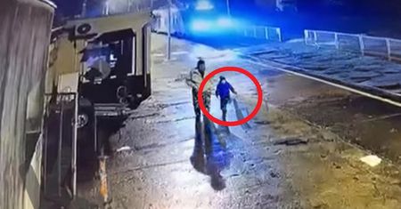 Chłopiec oddalił się od mamy na dworcu. Znalazł się w mieszkaniu obcego mężczyzny
