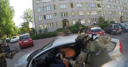 Seryjny włamywacz zatrzymany. Policjanci zaskoczyli go, gdy jechał osiedlową uliczką