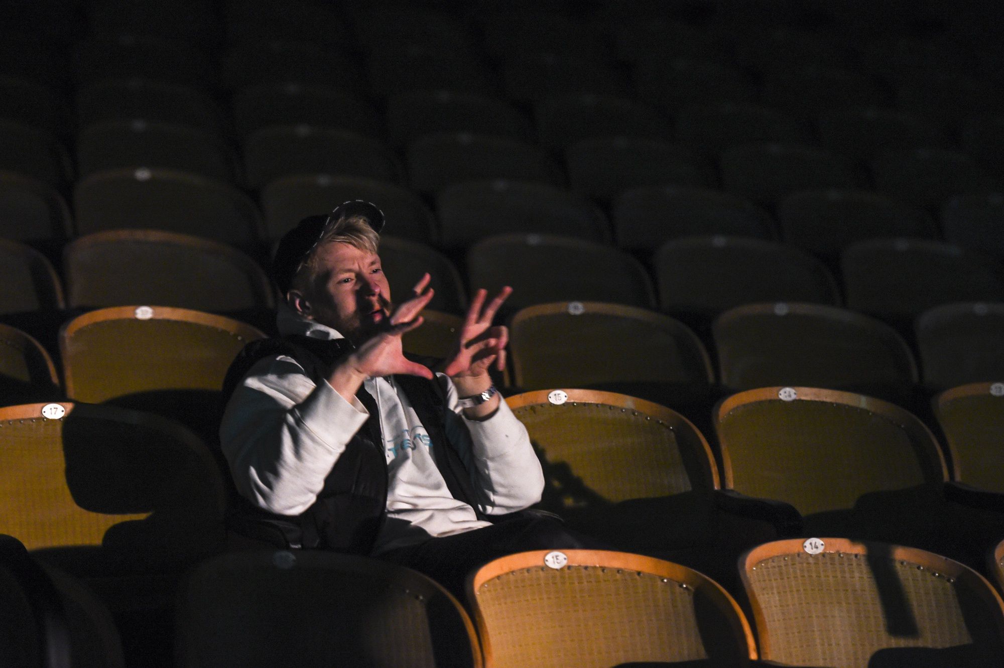 Xavier Wiśniewski kręci teledysk pod okiem Sebastiana Fabijańskiego