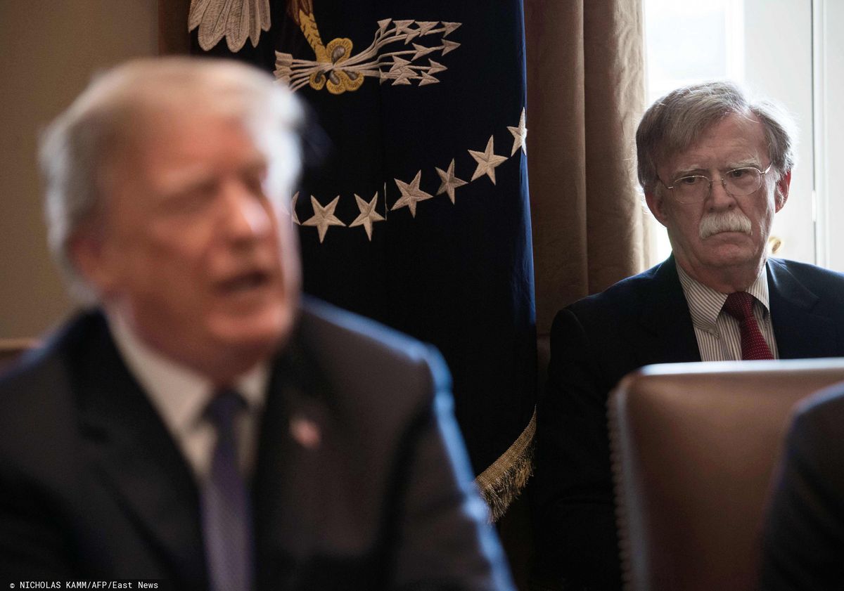 Kolejny doradca wbija Trumpowi nóż w plecy. John Bolton burzy linię obrony Trumpa ws. impeachmentu