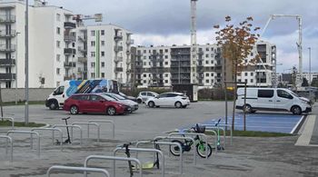 Warszawa: Dlaczego rodzice nie mogą wjechać na szkolny parking?