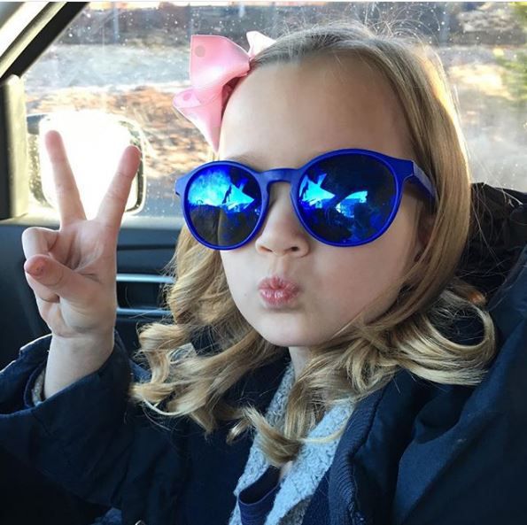 Dziewczynka ma konto na Instagramie, które prowadzi jej mama @lilyandchloeofficial