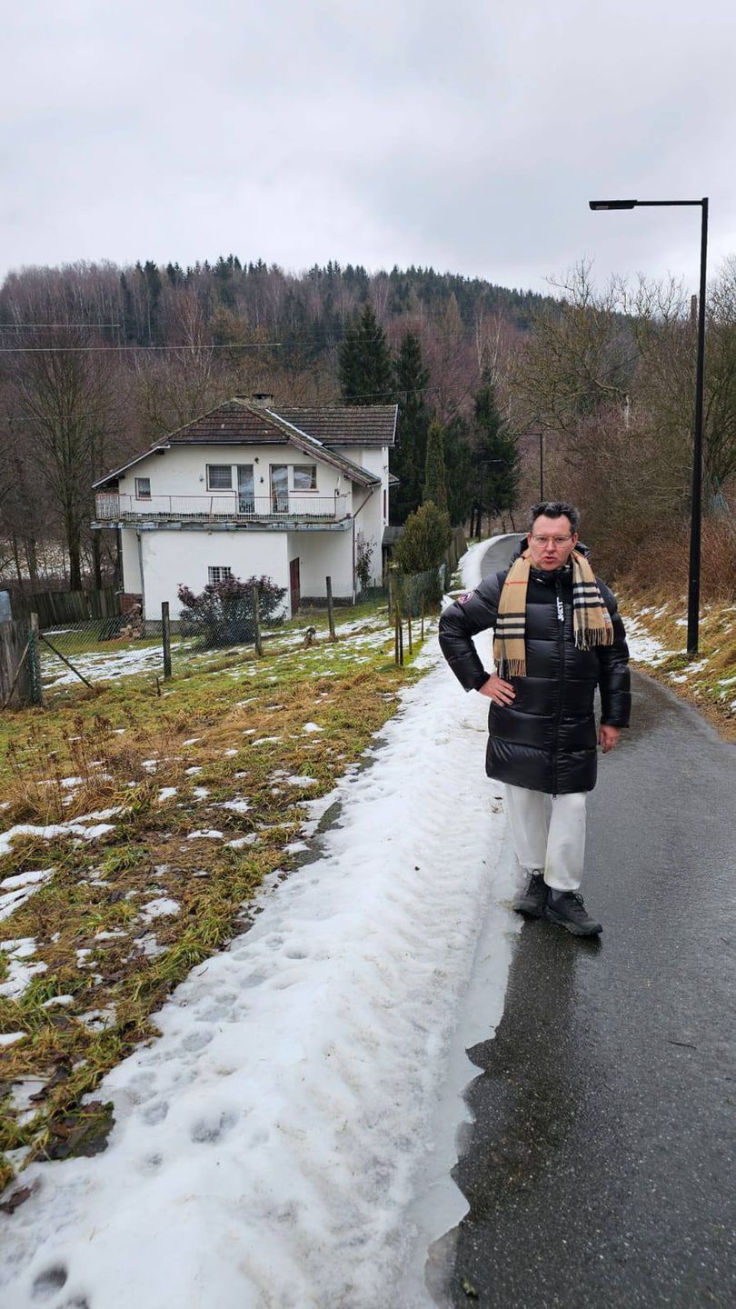 Michał Witkowski pod domem Villas