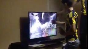 Wściekły kibic zniszczył telewizor, piłkarz go odkupi (wideo)