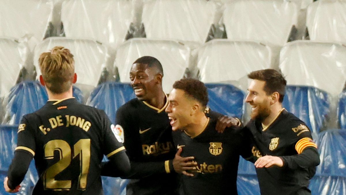 PAP/EPA / Javier Etxezarreta / Na zdjęciu: piłkarze FC Barcelona cieszą się z bramki