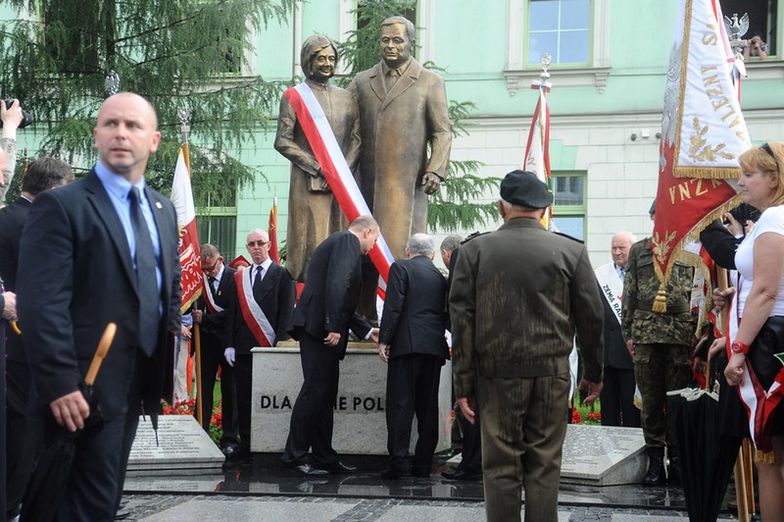Pomnik tragicznie zmarłej pary prezydenckiej stanął w Radomiu