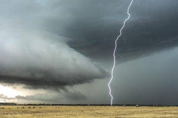 W sobotę przez Polskę przetoczy się nawałnica. Oto zagrożone regiony