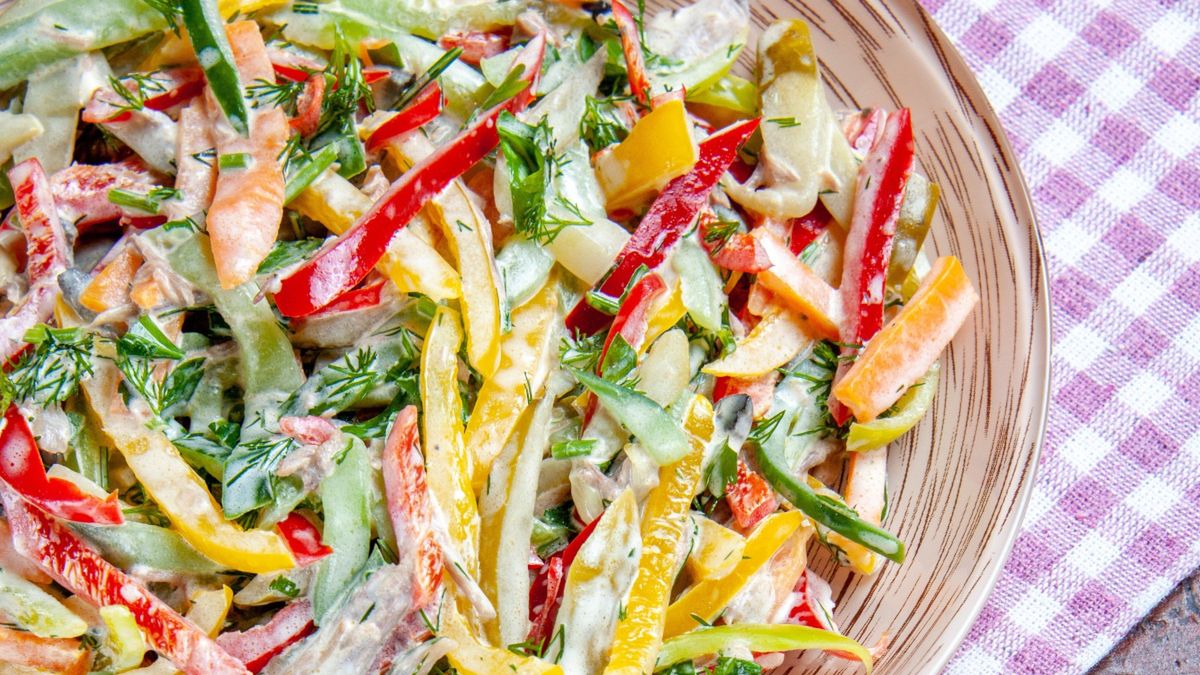 Sałatka paseczkowa z paprykami