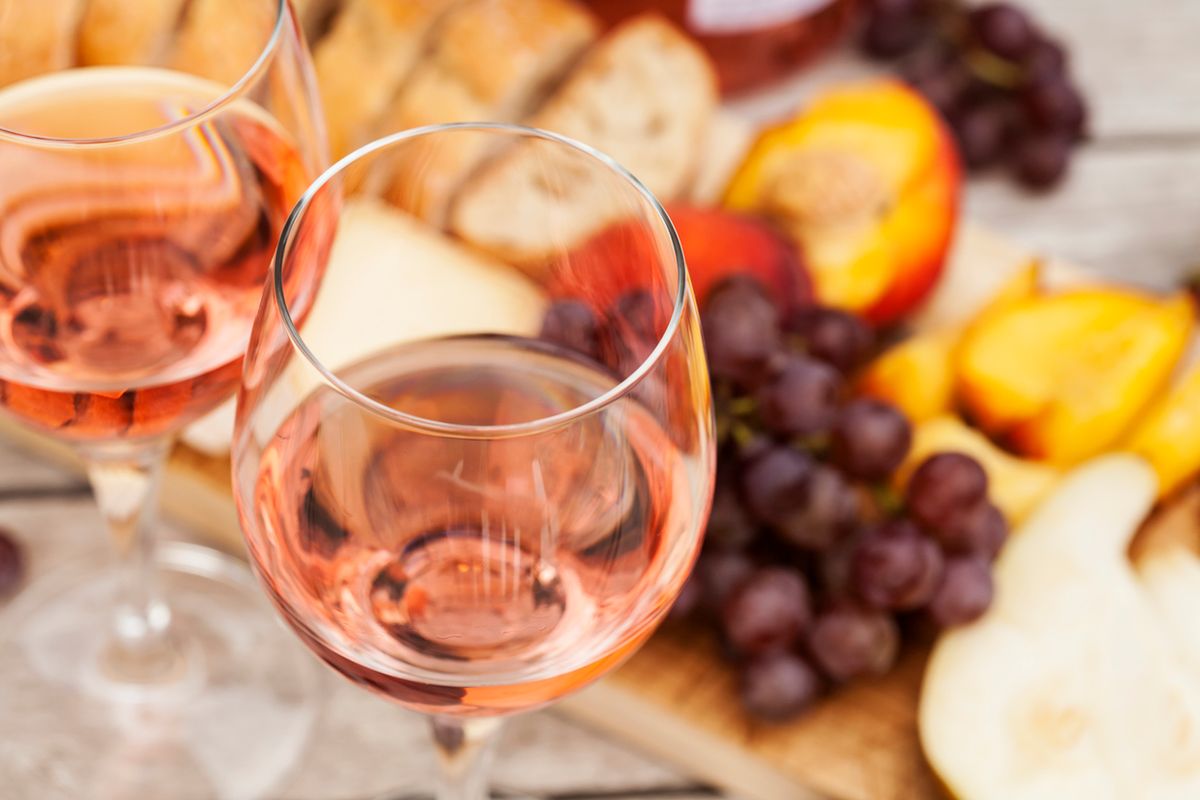 Różowe wino – co warto o nim wiedzieć