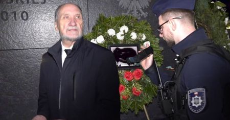 Macierewicz przyłapany w nocy. Sceny pod pomnikiem smoleńskim