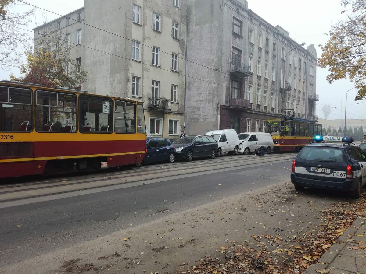 Karambol w Łodzi. Zderzyły się cztery auta i dwa tramwaje