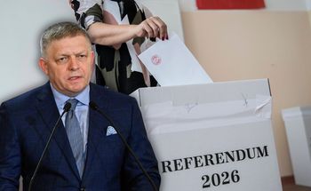 Słowacy głosują w referendum. W tle dwie decyzje Ficy