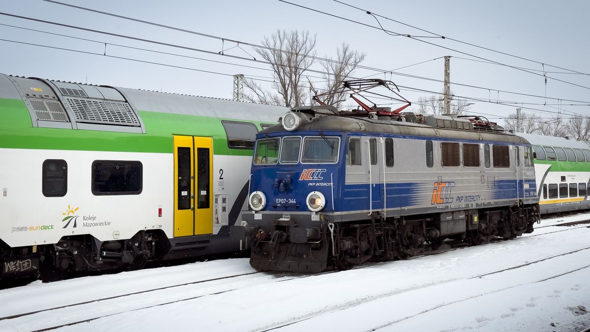 A PKP Intercity EP07 electric locomotive stands next to PESA SUNDECK double-deck passenger coaches operated by Koleje Mazowieckie at Warsaw East railway station in Warsaw, Poland, on January 10, 2026. (Photo by Mateusz Wlodarczyk/NurPhoto via Getty Images)