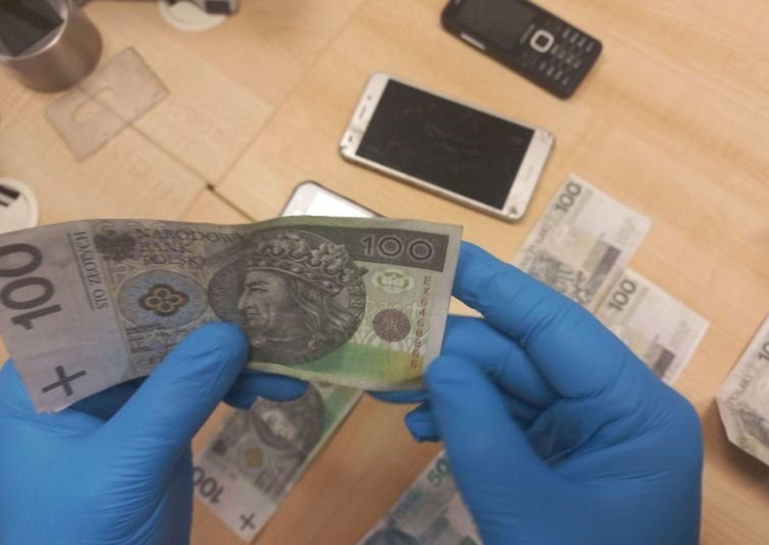 Ekspedientka z wiejskiego sklepu nie dała się nabrać. Sami drukowali banknoty