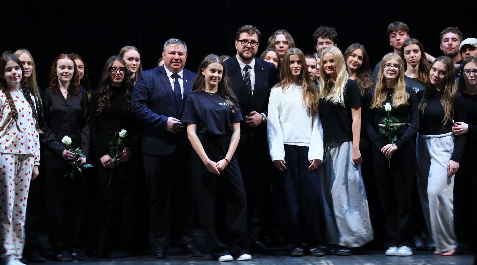 Wyjątkowy spektakl &#34;Tam, gdzie miłość spotkała historię&#34; na scenie MOK w Piotrkowie. Na scenie występują uczniowie i nauczyciele I LO.