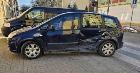 Wymuszenie pierwszeństwa przyczyną kolizji na ul. Narutowicza
