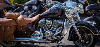 Chęciny: Zlot Gwiaździsty 2025. Zabytkowe pojazdy i hołd dla legend motoryzacji