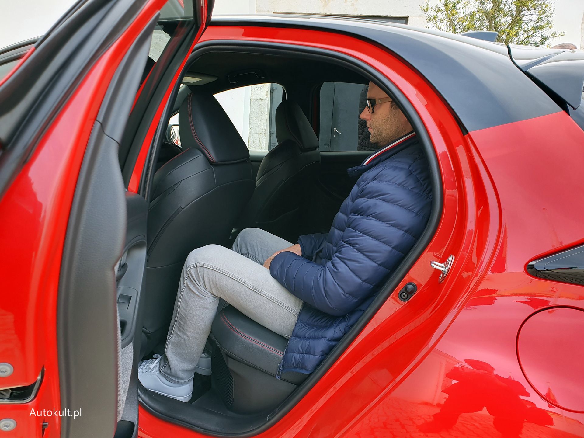 Yaris z tyłu oferuje bardzo dużą przestrzeń jak na swój segment. Na zdjęciu fotel jest odsunięty i ustawiony wygodnie dla kierowcy o wzroście ok. 185 cm.