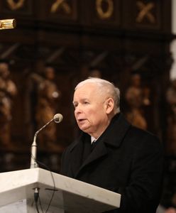 Jarosław Kaczyński przy ołtarzu. "To naprawdę wielki cios i ból"